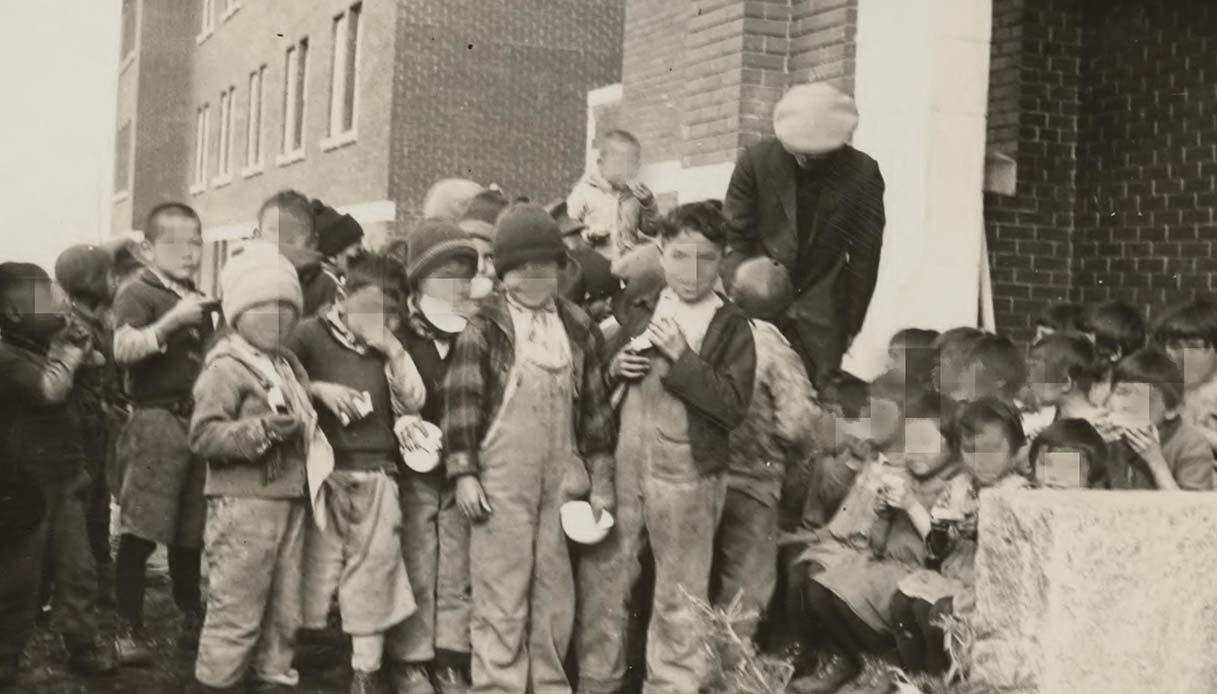 Orrore In Canada I Corpi Di 215 Bambini Trovati In Una Scuola