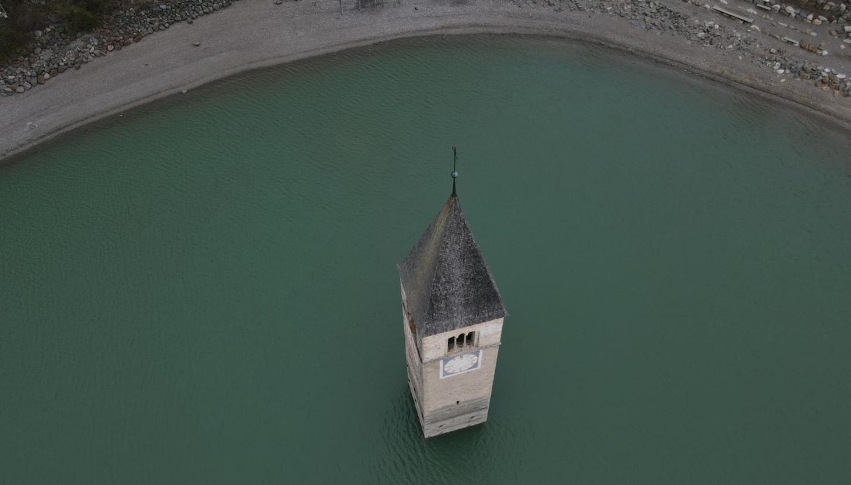Lago di Resia, riaffiora Curon: il paese sommerso della serie tv