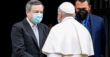 Draghi, la stretta di mano con il Papa: cosa hanno detto