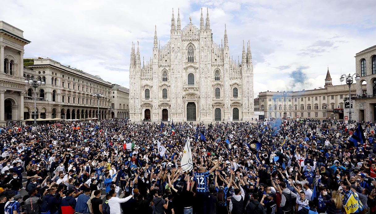 Milano, assembramenti di tifosi dell'Inter per lo scudetto
