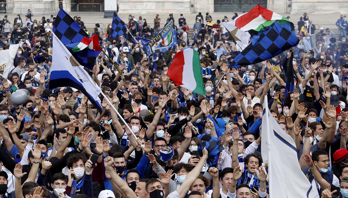 Milano, assembramenti di tifosi dell'Inter per lo scudetto
