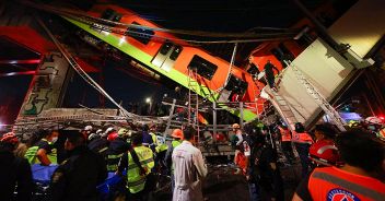 Messico, crolla il ponte mentre passa il treno decine di morti