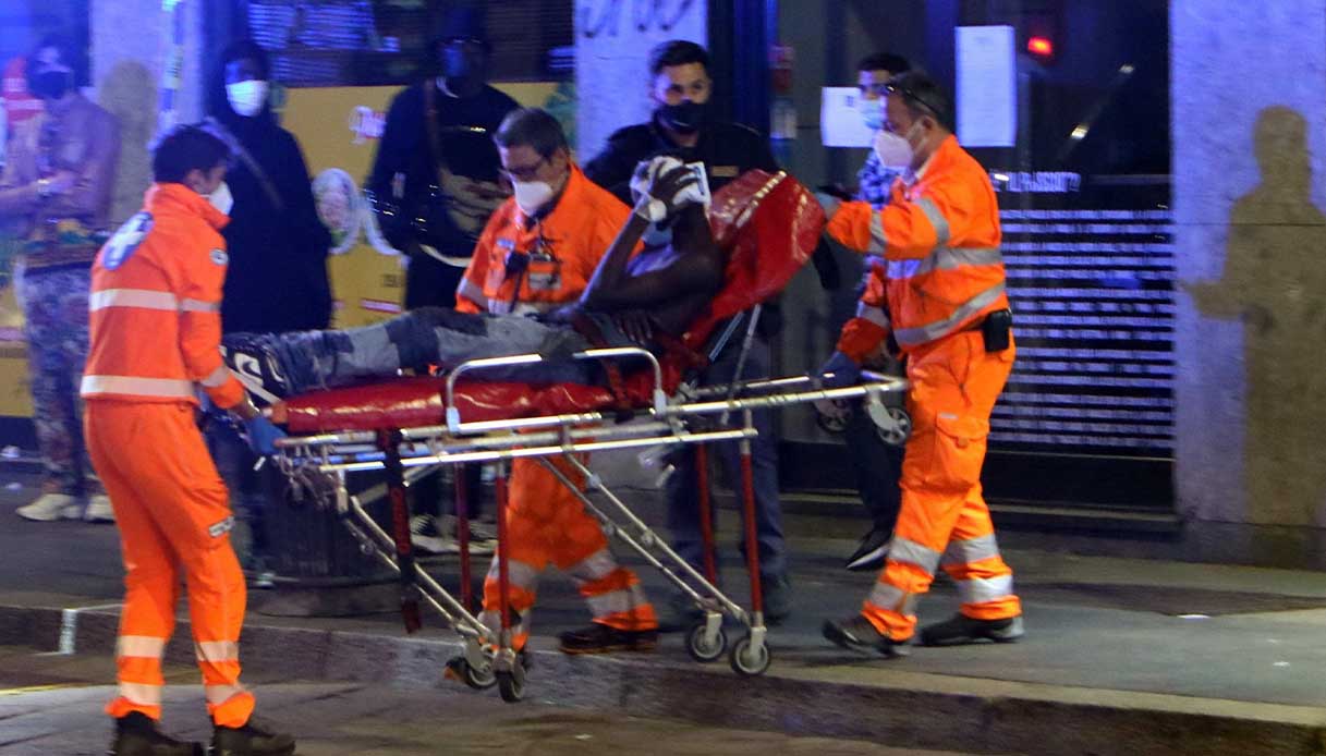 Nella serata di sabato 8 maggio, allo scoccare del coprifuoco c'erano ancora migliaia di persone in strada. Bottiglie contro la polizia