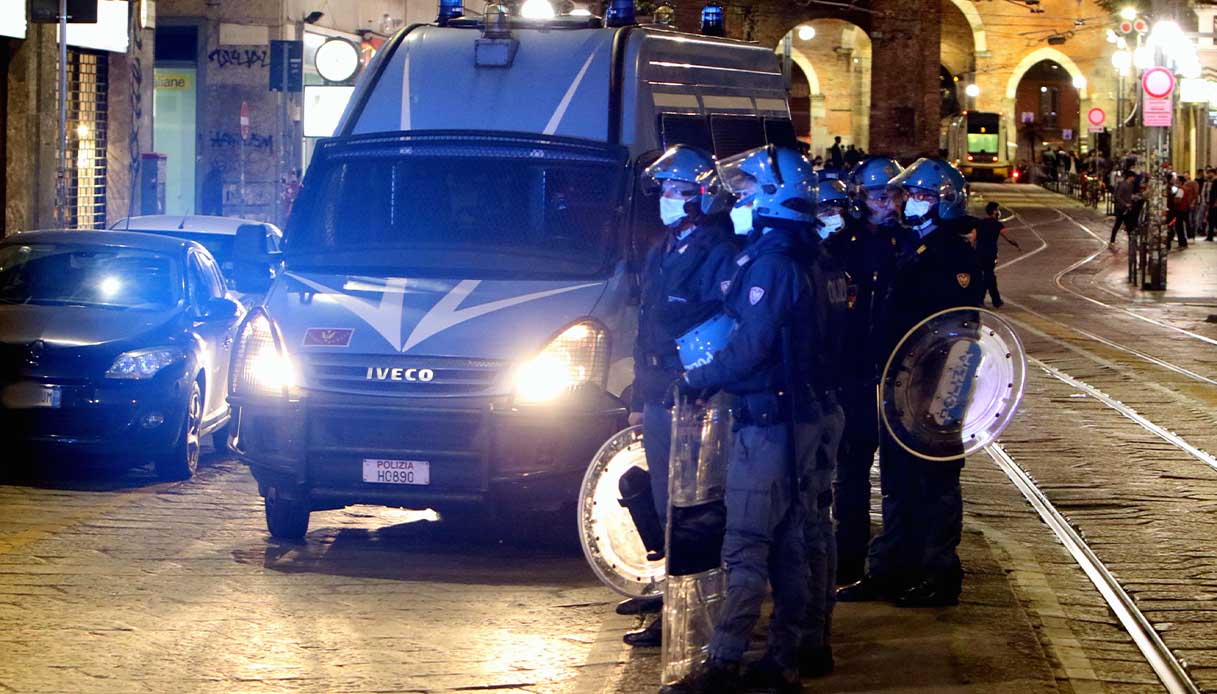 Nella serata di sabato 8 maggio, allo scoccare del coprifuoco c'erano ancora migliaia di persone in strada. Bottiglie contro la polizia