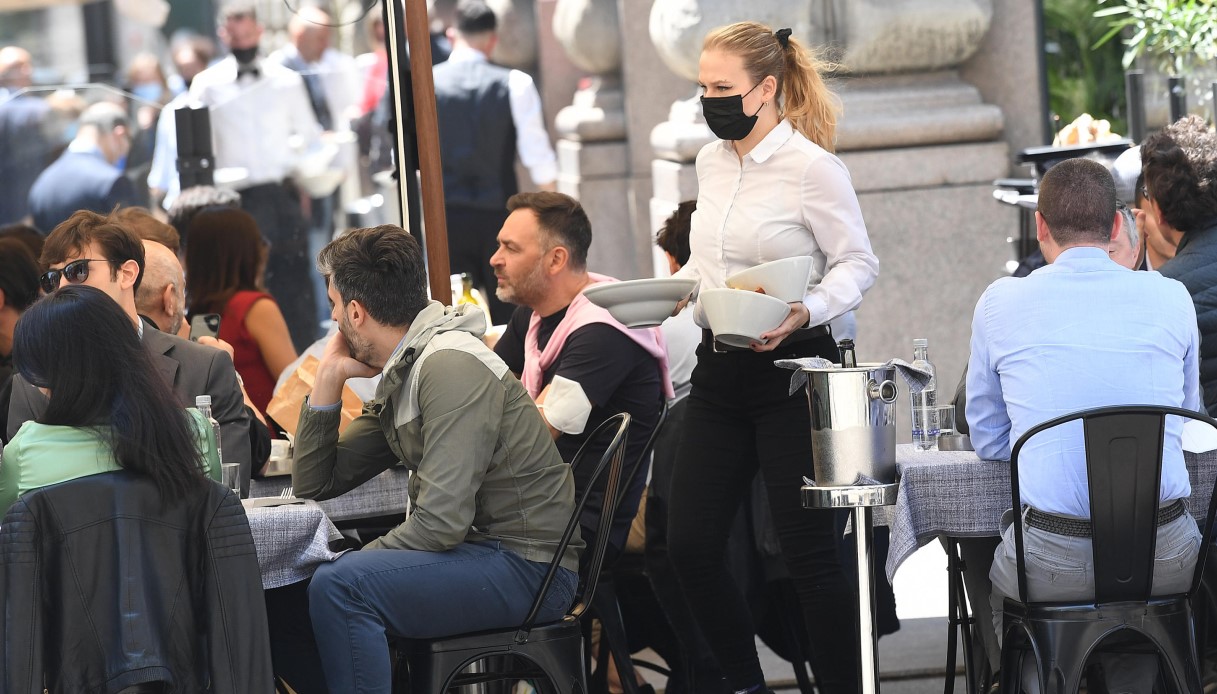 Ristoranti al chiuso, mascherine e buffet: le regole. Cosa cambia