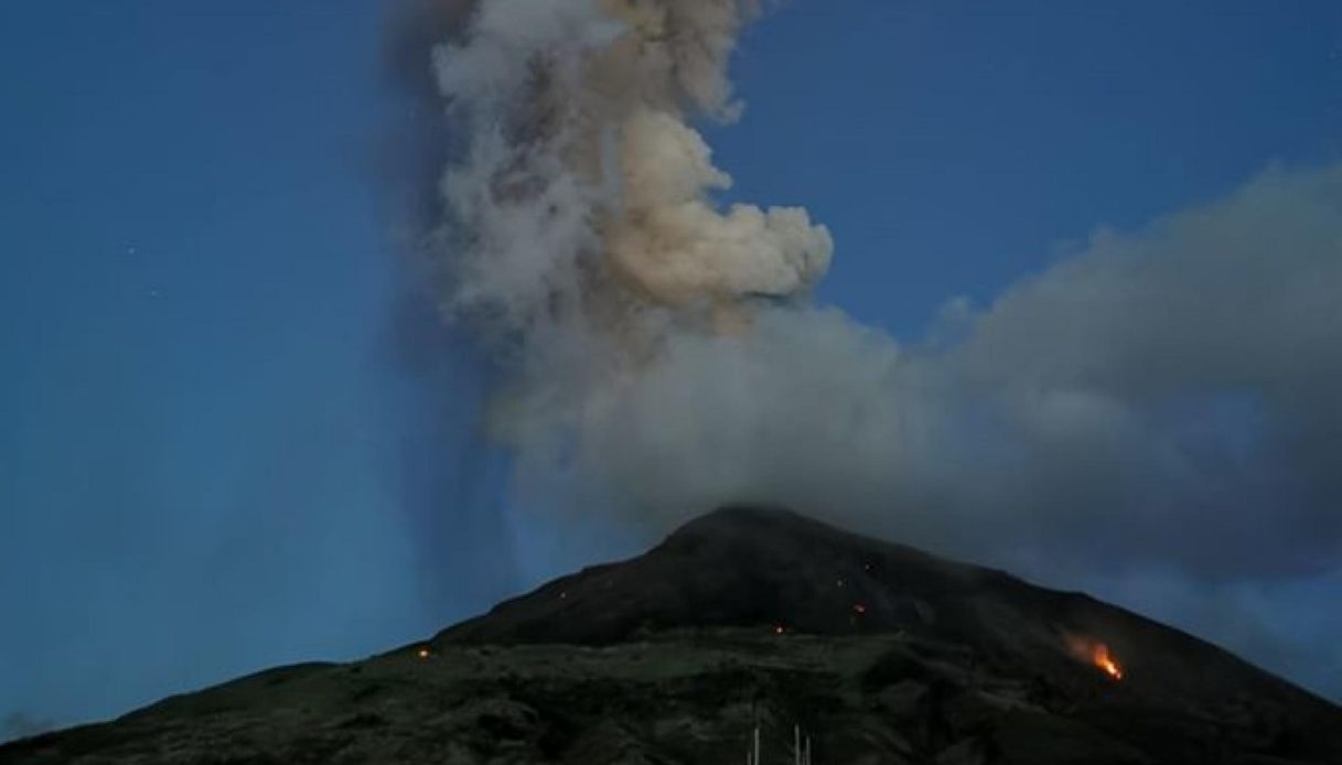 Stromboli, forte eruzione: lava in mare, il cielo si oscura