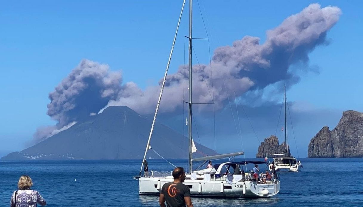Stromboli, forte eruzione: lava in mare, il cielo si oscura