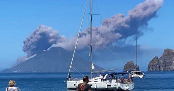 Stromboli, forte eruzione: lava in mare, il cielo si oscura