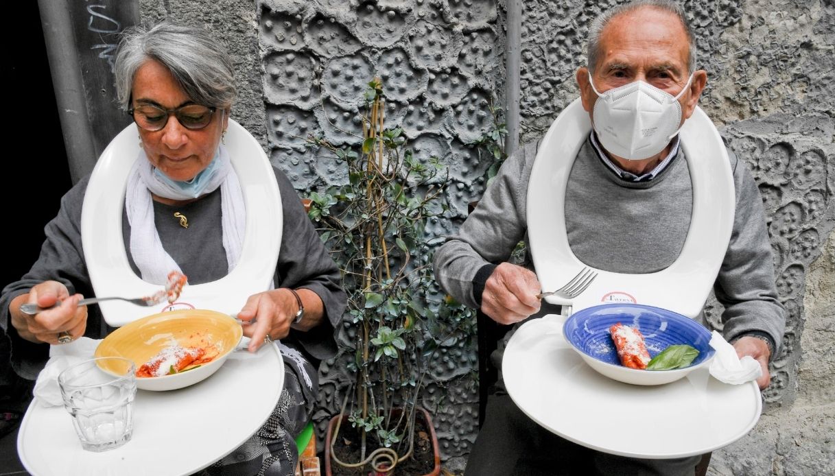 Napoli, pranzo sulle tavolette del wc: protesta dei ristoratori