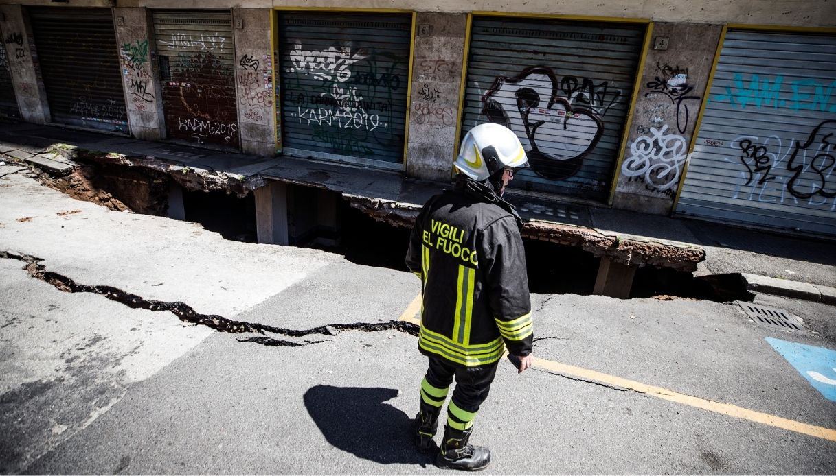 Maxi voragine a Torpignattara, auto sprofondate nell'asfalto