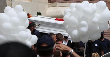 L'ultimo saluto a David e Daniel Palloncini e fiori ai funerali
