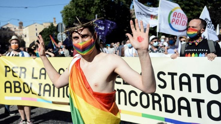 Roma Pride, il "Cristo Lgbt" fa discutere: è polemica | VirgilioNotizie