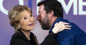 Lega, Matteo Salvini regala dei fiori a Lilli Gruber: il motivo