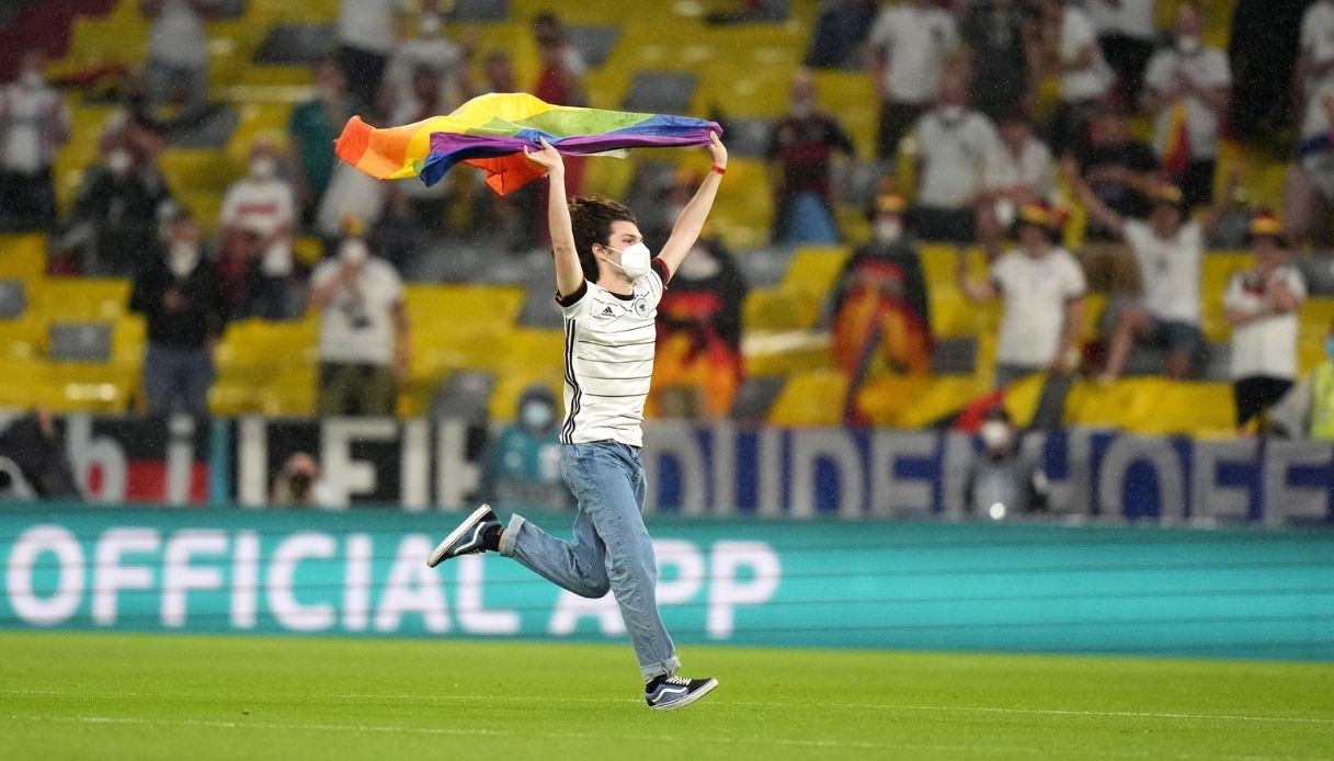Germania-Ungheria, invasione di campo "arcobaleno" dopo il caso stadio