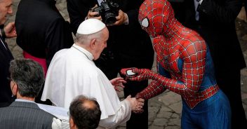 Spiderman incontra il Papa