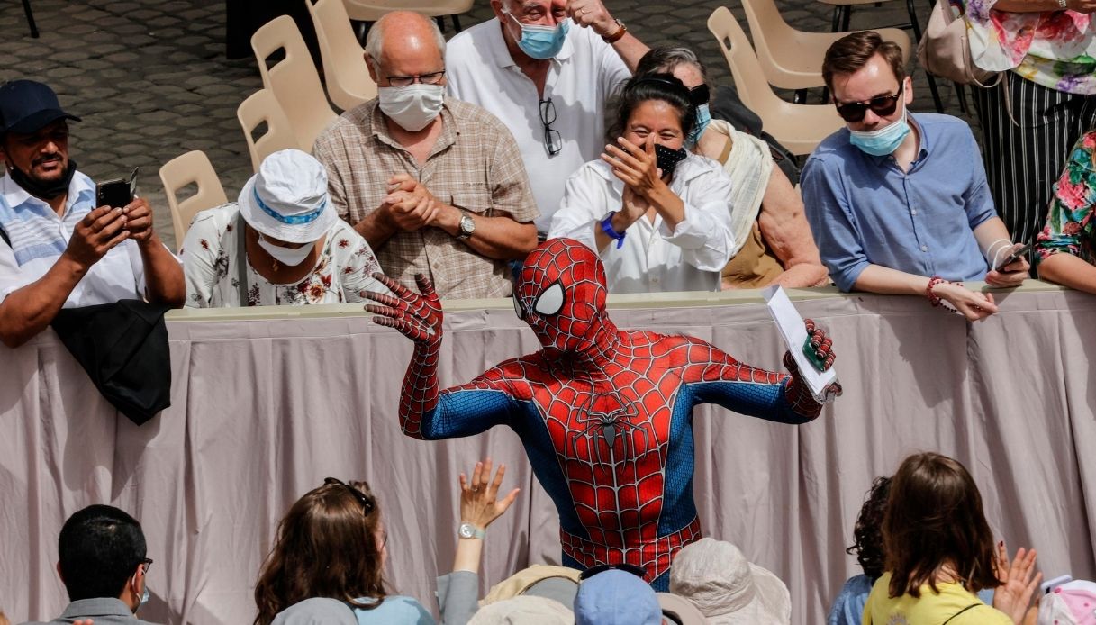 ragazzo carino e sicuro con maschera spiderman dipinta sul viso