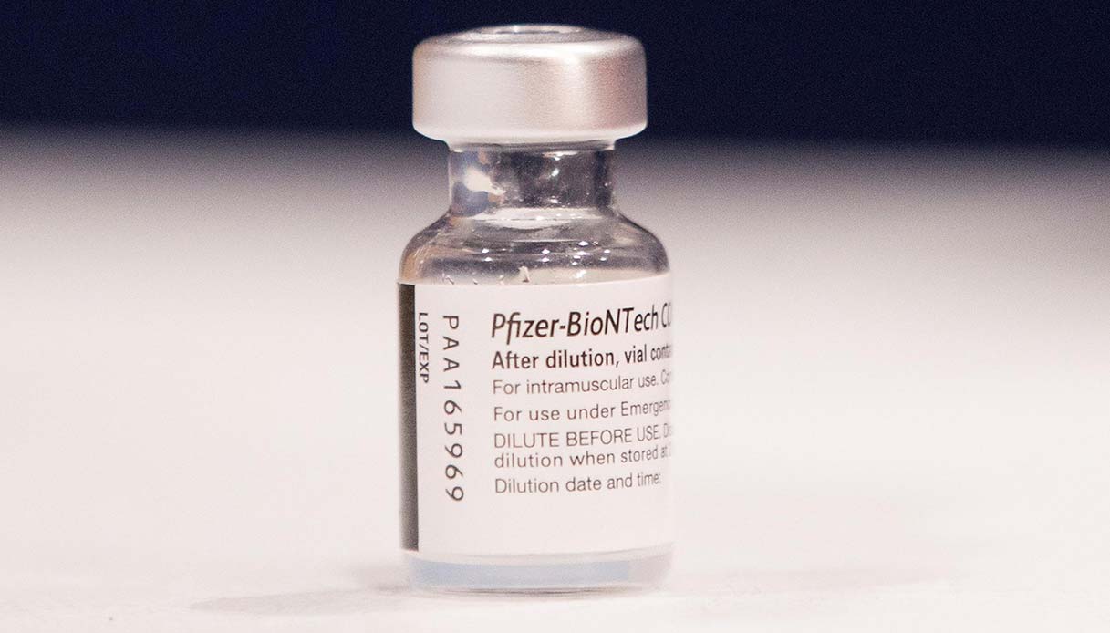 Vaccino Covid di Pfizer: distanza tra le dosi e fascia di età