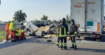 Piacenza, dramma in autostrada: schianto, 5 morti sul colpo