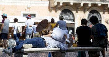 Costa, per i guariti un'unica dose di vaccino entro 12 mesi