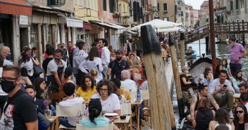 Salgono l'Rt e l'incidenza 'Quota 64 milioni di dosi'