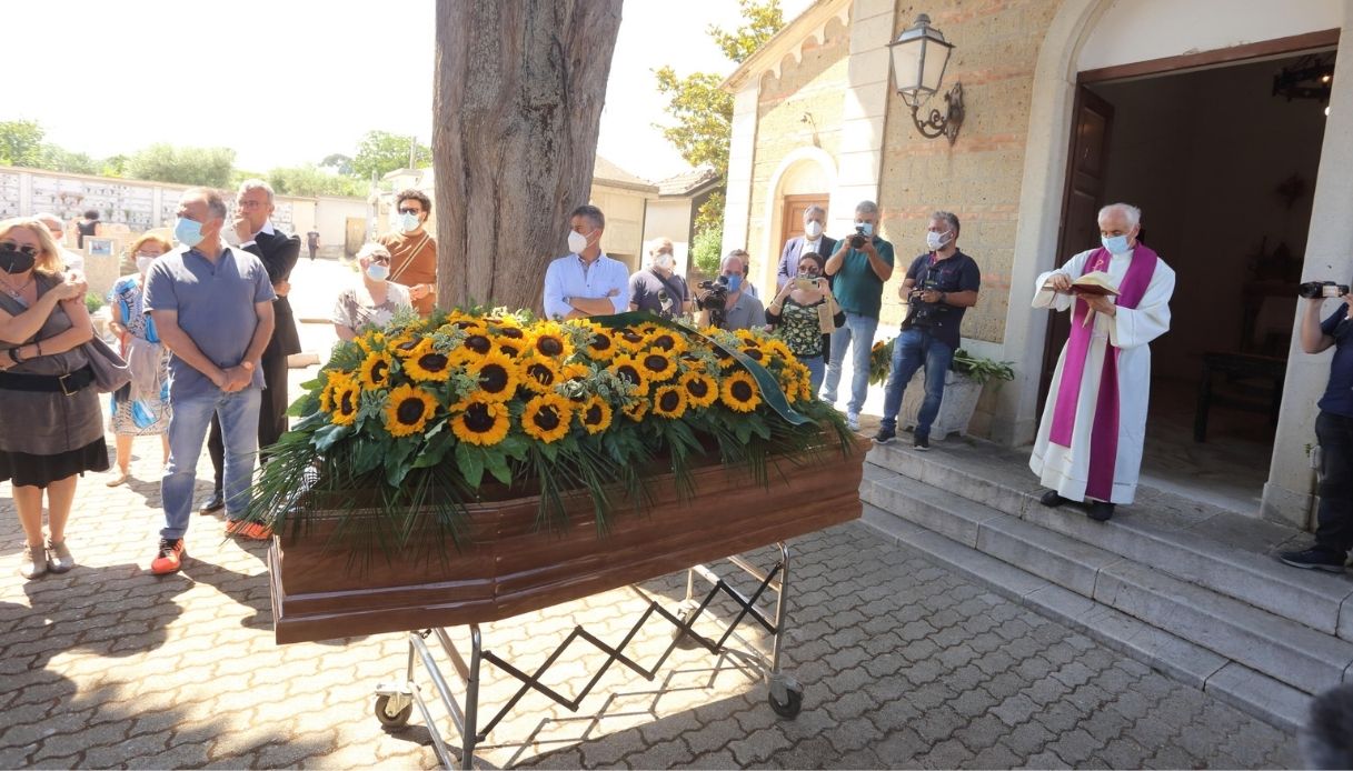 Funerali Libero De Rienzo: girasoli sulla bara