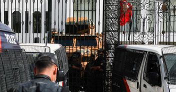 In Tunisia Saied caccia 20 alti funzionari del governo