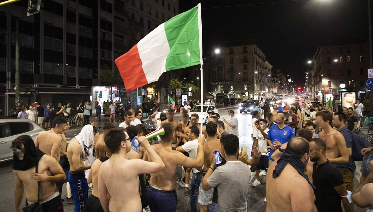 Europei, l'Italia vola in finale: feste e assembramenti nelle città