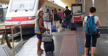 Green pass, ipotesi carrozze separate sul treno: bufera sull'assessore