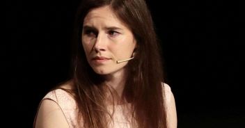 Amanda Knox, nuova gaffe contro l'Italia: il tweet al veleno