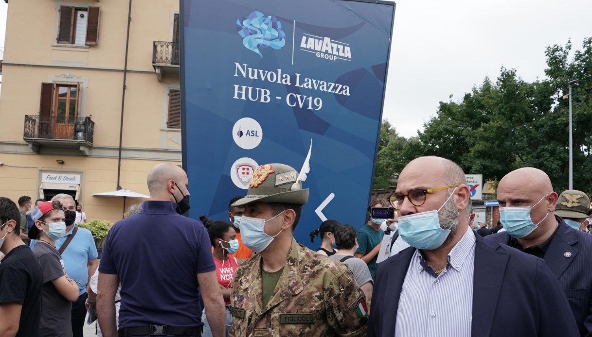 Covid, Figliuolo contestato dai No-vax: "Diritto di critica, ma andiamo avanti"
