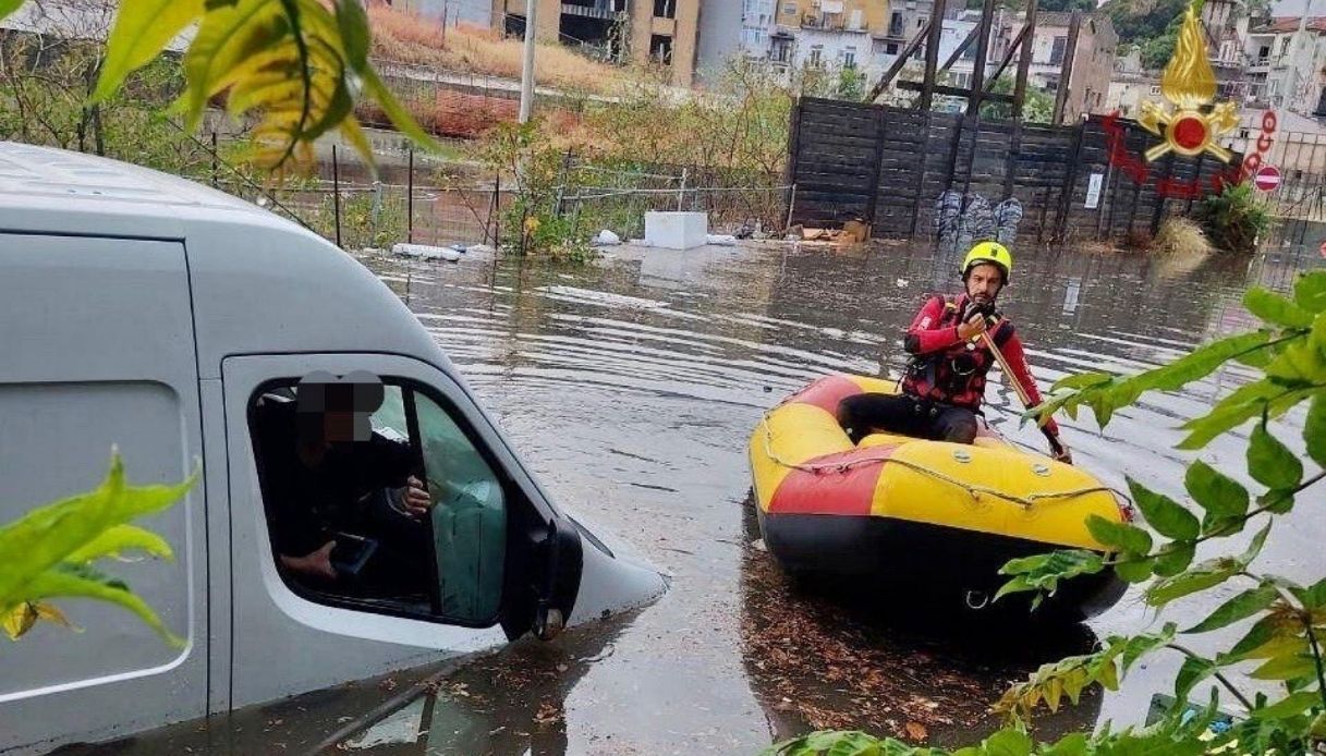 Maltempo, forte nubifragio a Palermo: strade allagate. Le immagini