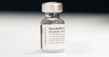 Pfizer, "L'efficacia del vaccino cala": quando va fatta la terza dose