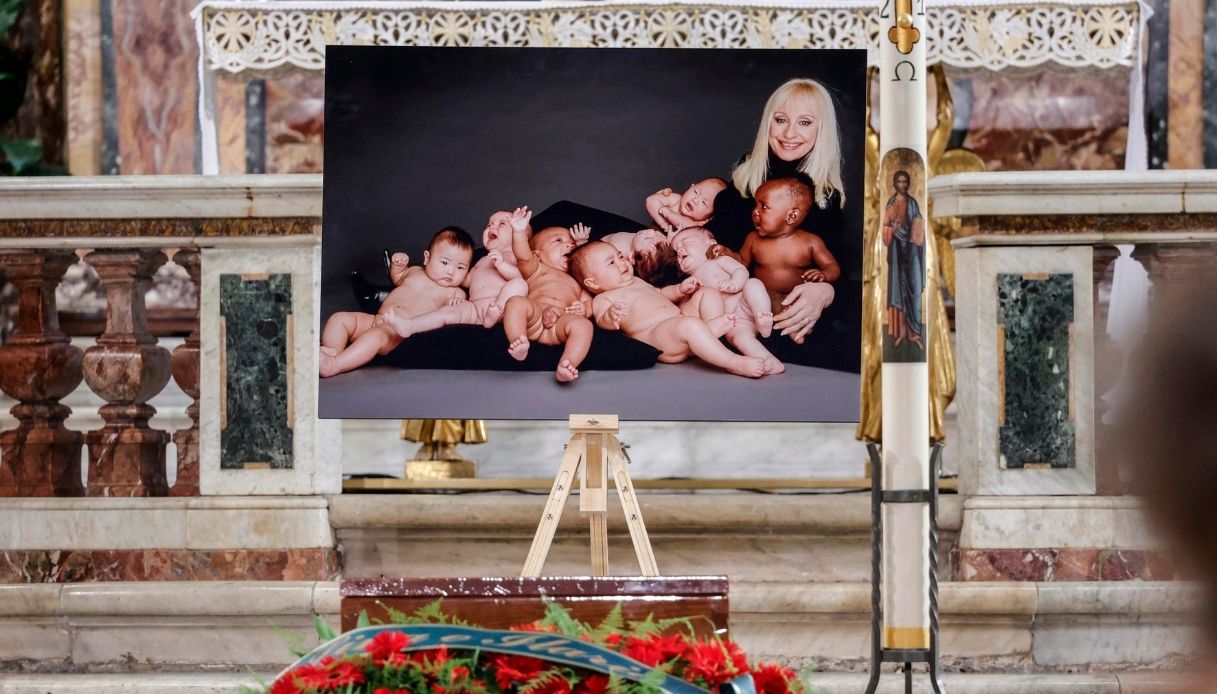 Ciao Raffaella, l'addio degli amici ai funerali