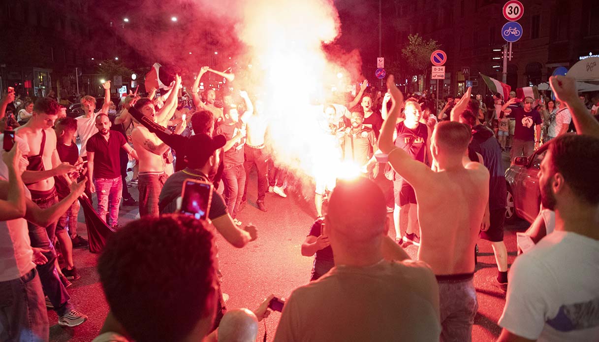 Europei, l'Italia vola in finale: feste e assembramenti nelle città