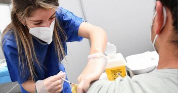 Vaccino, per i guariti cambia tutto: una sola dose entro 12 mesi