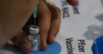 Ok definitivo degli Usa a Pfizer Crisanti: apre le porte a obbligo