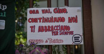 In trecento in fila per l'ultimo saluto a Gino Strada