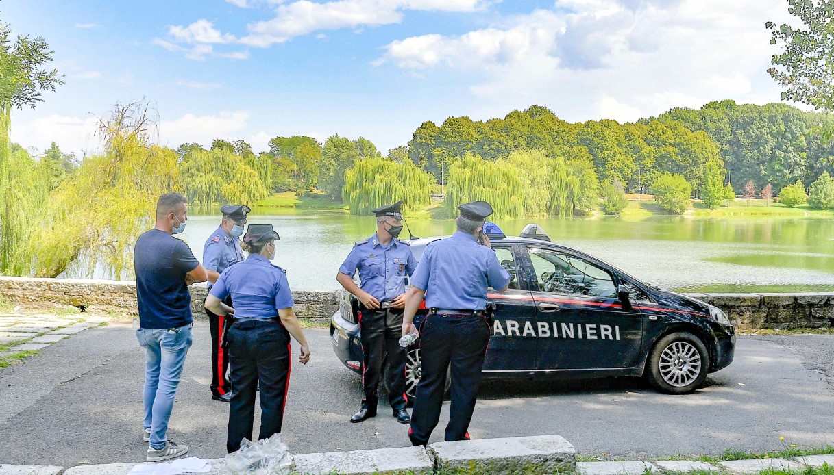 In fuga dai carabinieri, si tuffano nel laghetto: uno muore annegato