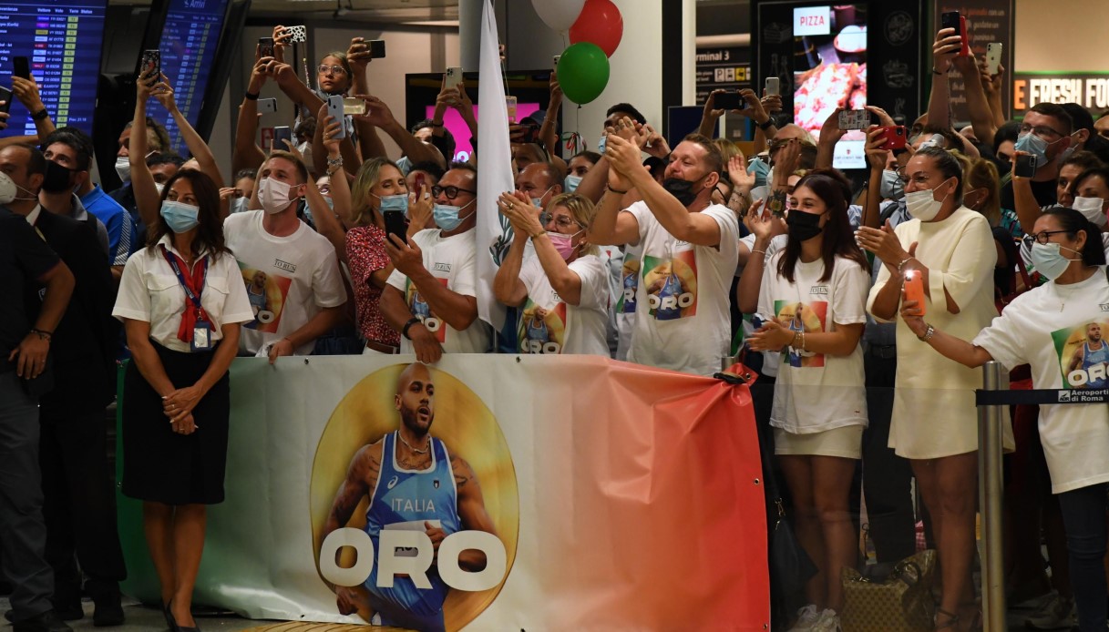 Tokyo 2020, Marcell Jacobs atterra a Fiumicino: l'accoglienza da star