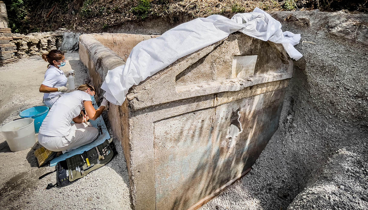 Pompei, scoperta tomba con una mummia: ma c'è un doppio mistero