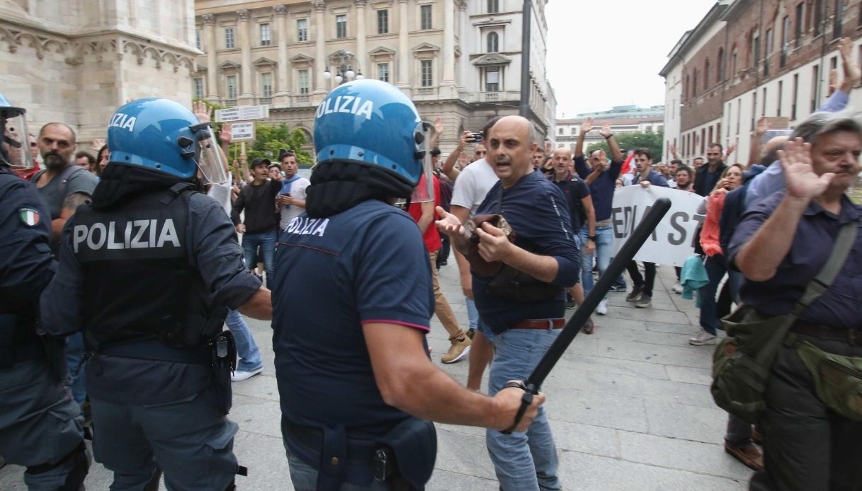 In grandi città, come Milano e Napoli, e in comuni più piccoli, come Bassano del Grappa e Francavilla al mare: sono una sessantina le manifestazioni convocate dai no-Green Pass, "Pacifiche, spontanee e apartitiche", e pubblicizzate sulla loro pagina Facebook.