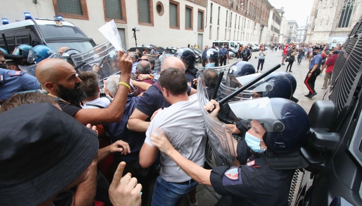 In grandi città, come Milano e Napoli, e in comuni più piccoli, come Bassano del Grappa e Francavilla al mare: sono una sessantina le manifestazioni convocate dai no-Green Pass, "Pacifiche, spontanee e apartitiche", e pubblicizzate sulla loro pagina Facebook.