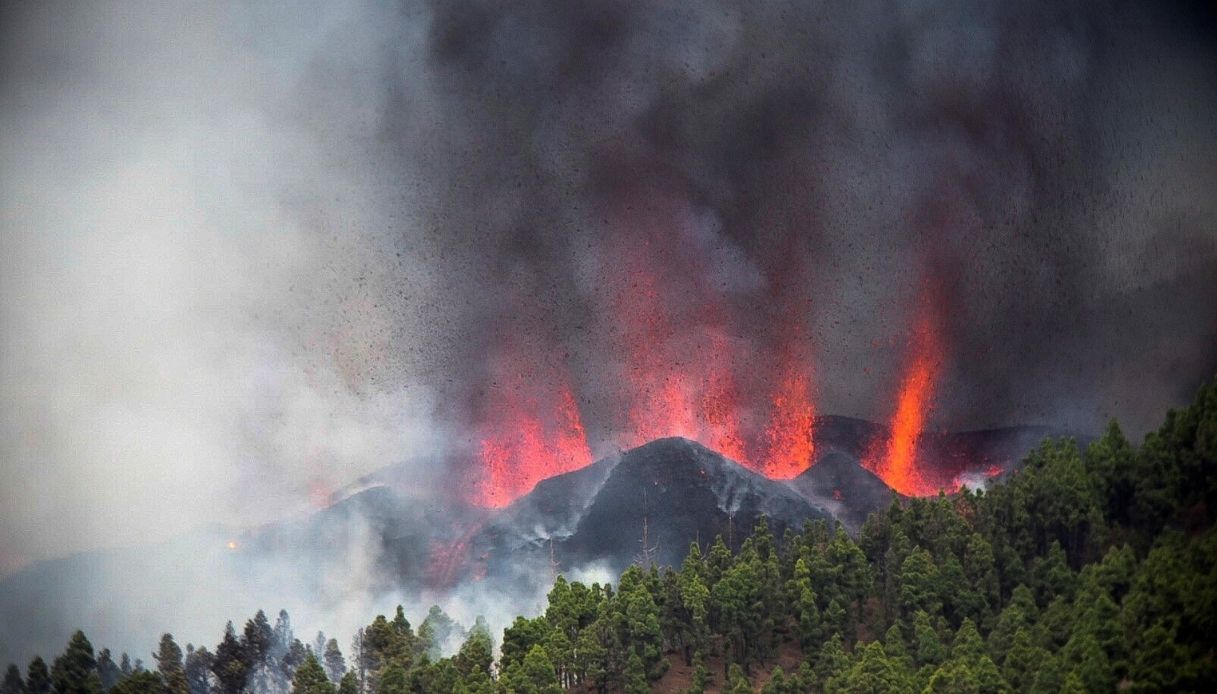 Canarie, la spaventosa eruzione del vulcano Cumbre Vieja: le immagini