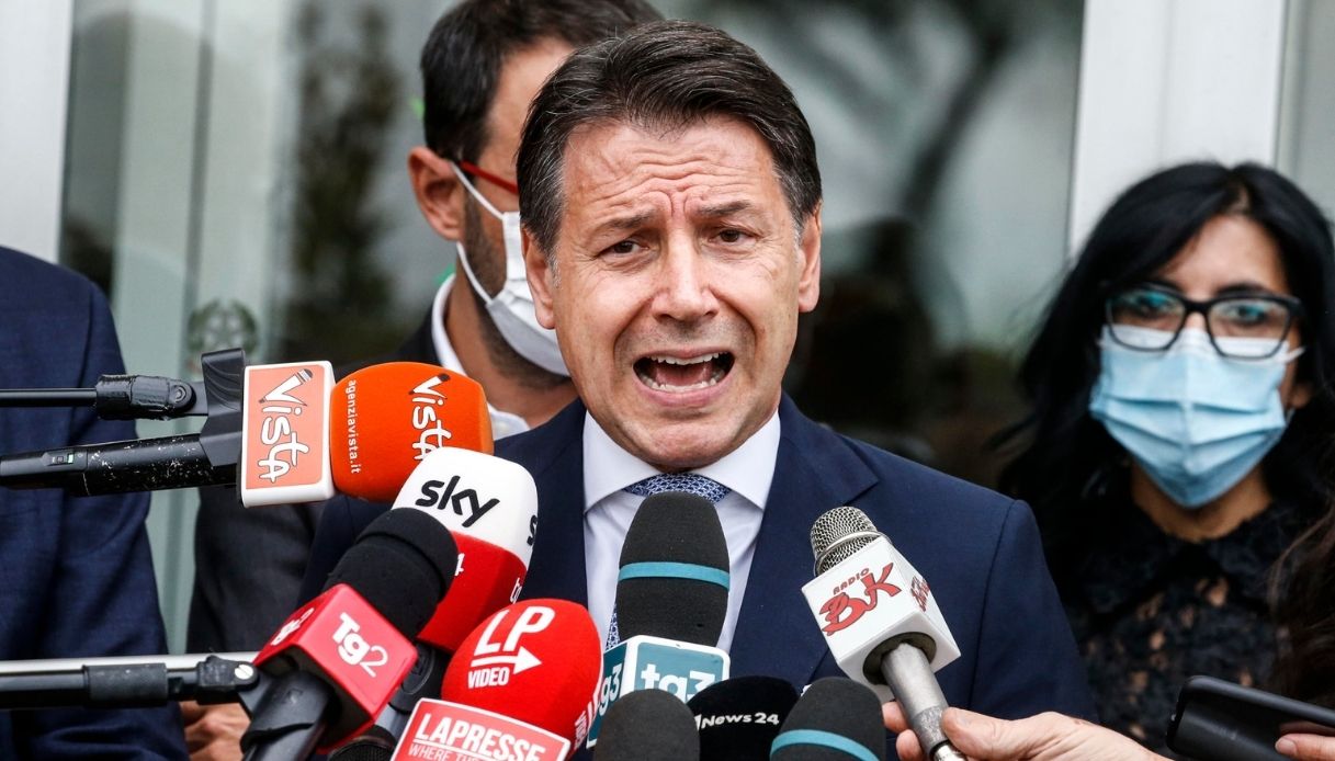 I comizi di Conte fanno infuriare i cantanti: la polemica social
