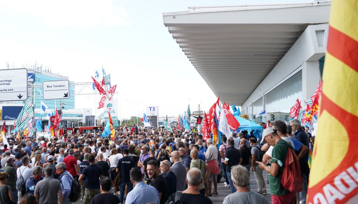 Alitalia, manifestazione a Fiumicino: il corteo dei lavoratori