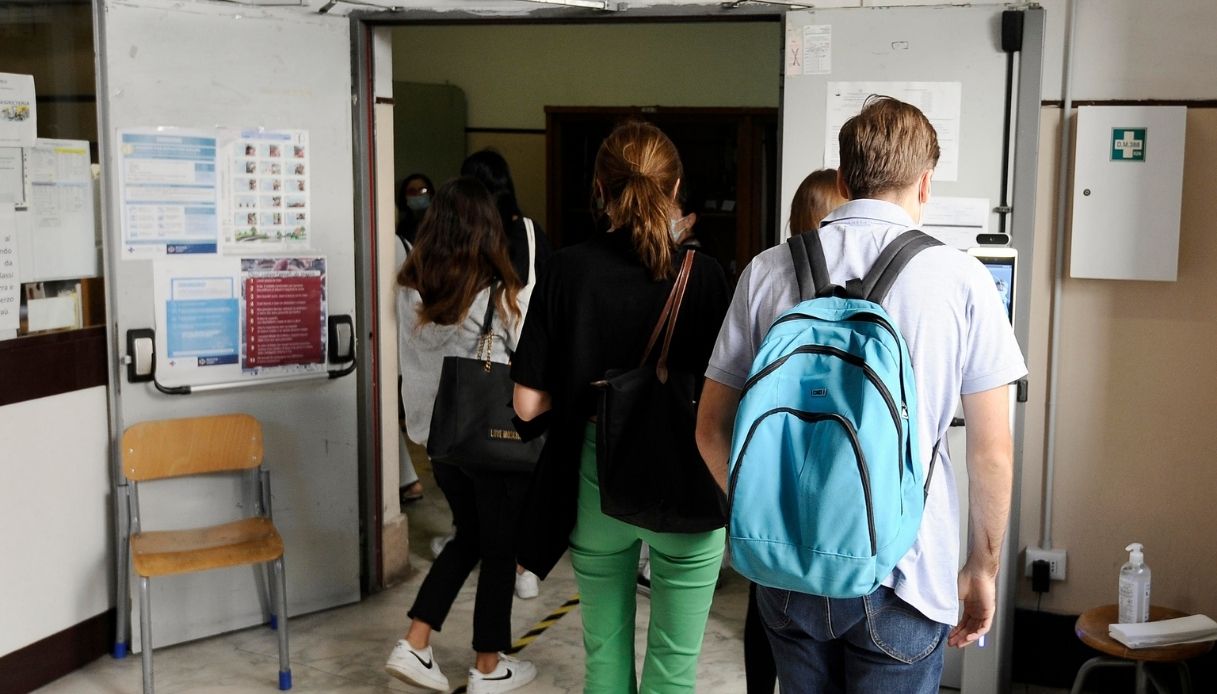 Scuola, nuove linee guida: dalle mascherine ai tamponi salivari