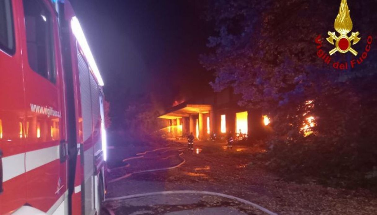Monza, vasto incendio in area industriale: il cielo oscurato dal fumo