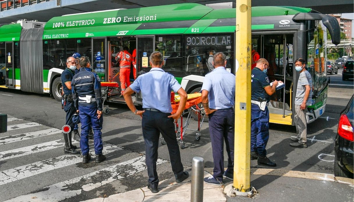 Milano, incidente tra auto e bus: decine di contusi
