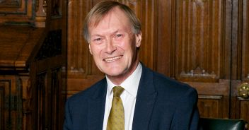 Il deputato David Amess assassinato in chiesa: è terrorismo