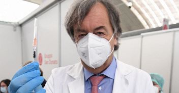Covid, come funziona la nuova cura: Burioni lancia un avvertimento